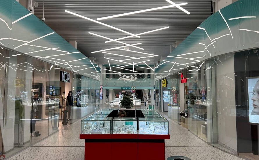 LAKE PLAZA Shopping center
